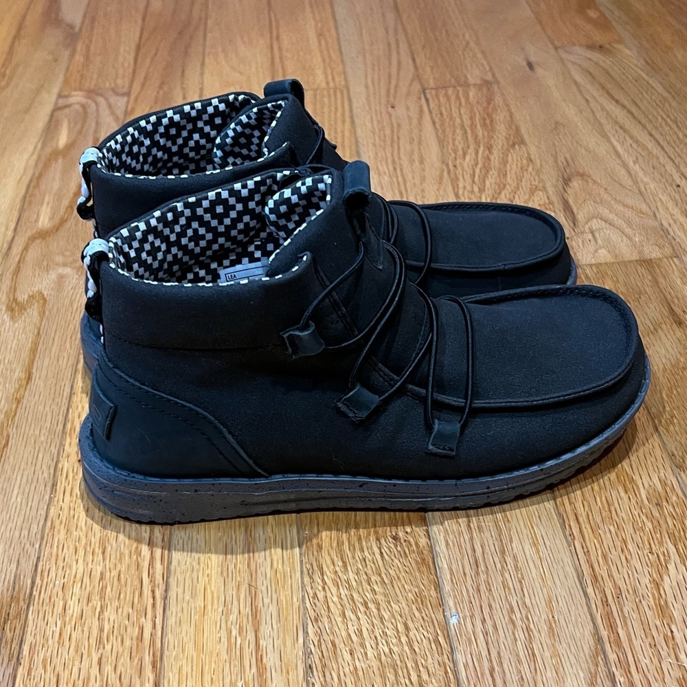 Hey dude Lea boots size 7